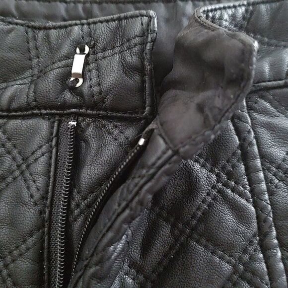Forever 21 black faux leather quilted shorts Sz M - Picture 6 of 6